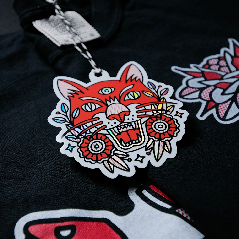 Individuelles Hangtag mit einem roten Tiger, der an einem Hemd befestigt ist.