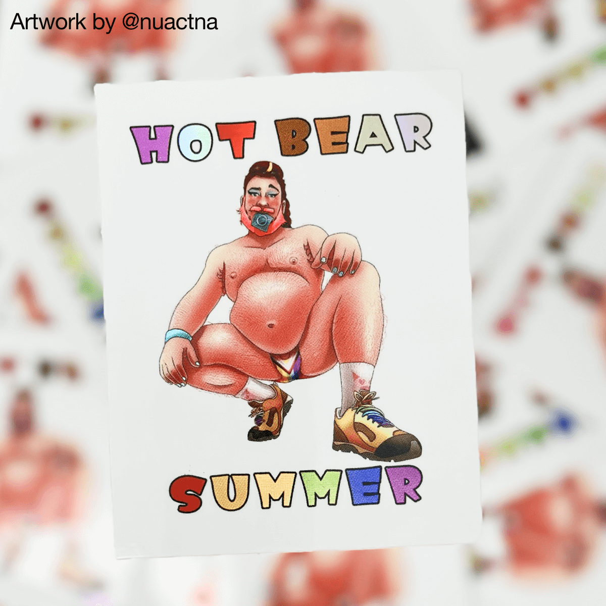 Sticker „Hot Bear Summer“ mit einem bärtigen Mann, der in Tanga und Wanderschuhen hockt, Design von @nuactna