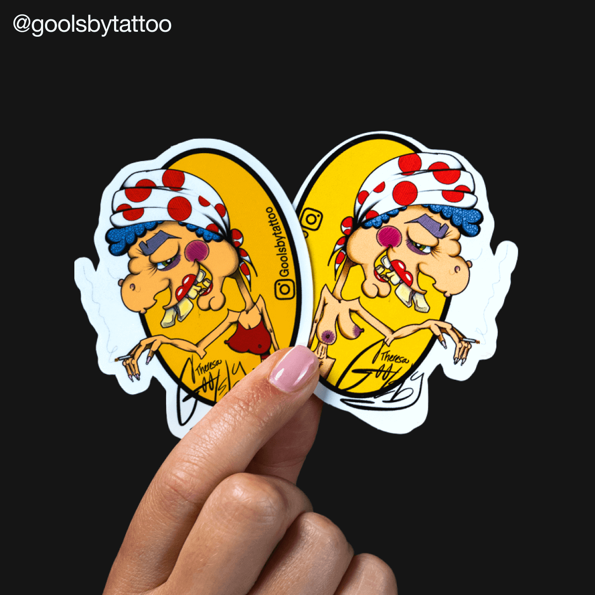 Hand hält zwei Freiform-Sticker einer Comic-Frau mit gepunktetem Kopftuch, einmal angezogen und einmal oben ohne, von @goolsbytattoo
