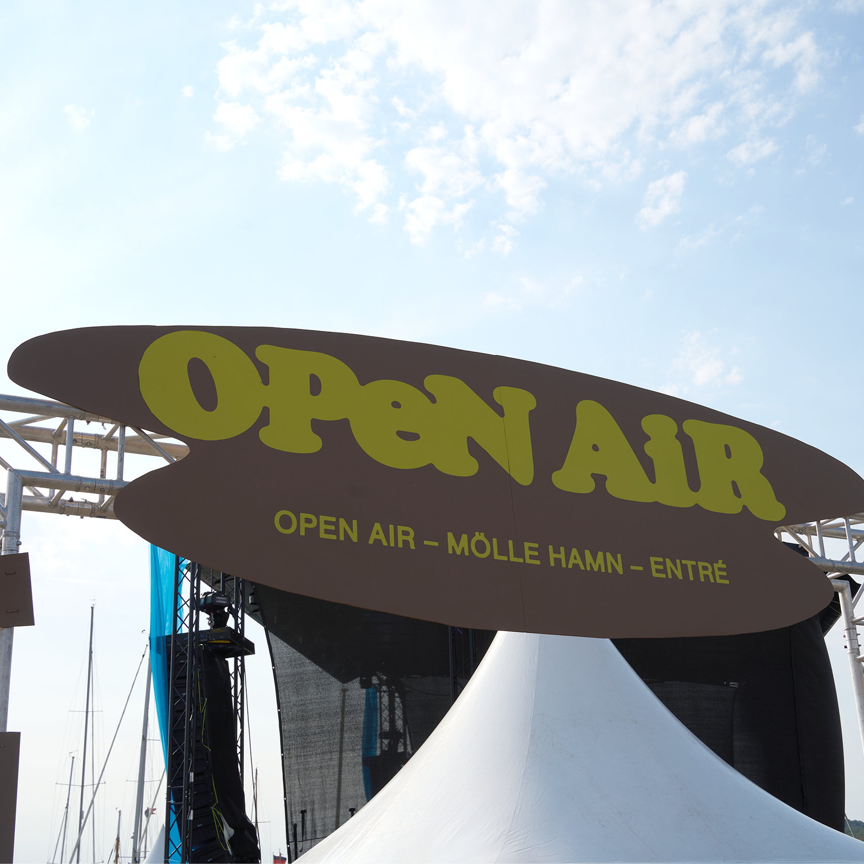 Open Air Mölle Festival-Eingangsschild vor der Hauptbühne