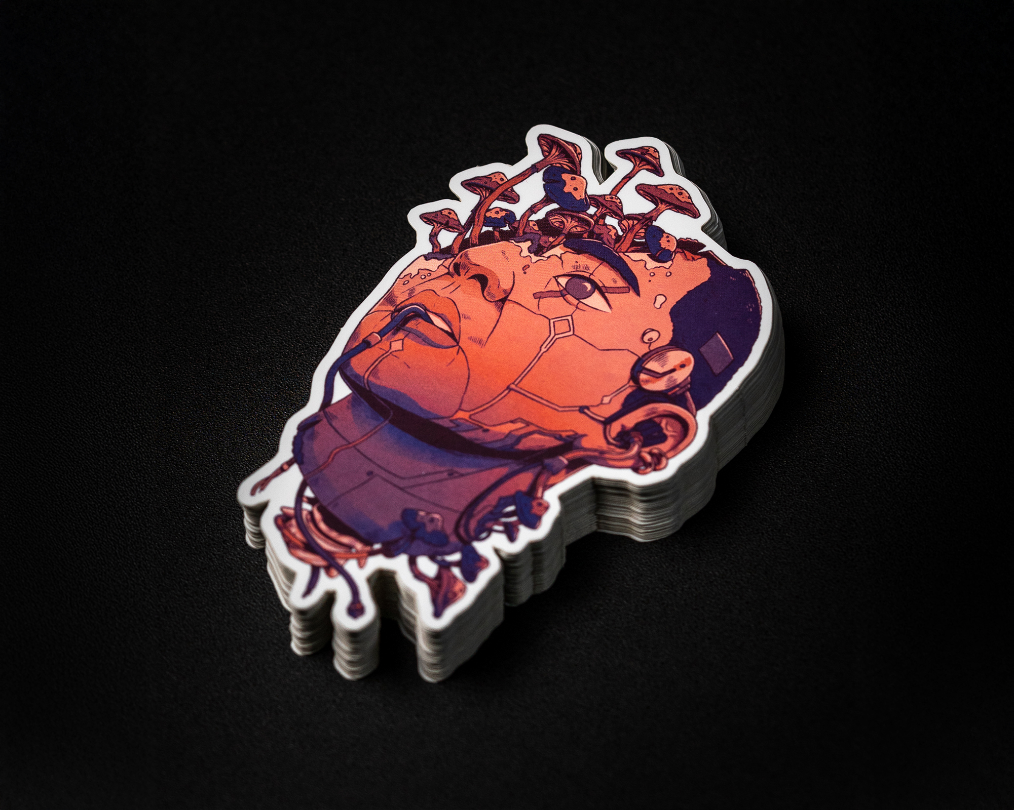 Illustration eines stilisierten, futuristischen Gesichts in Rot- und Violetttönen, auf einem Stapel Sticker vor schwarzem Hintergrund.
