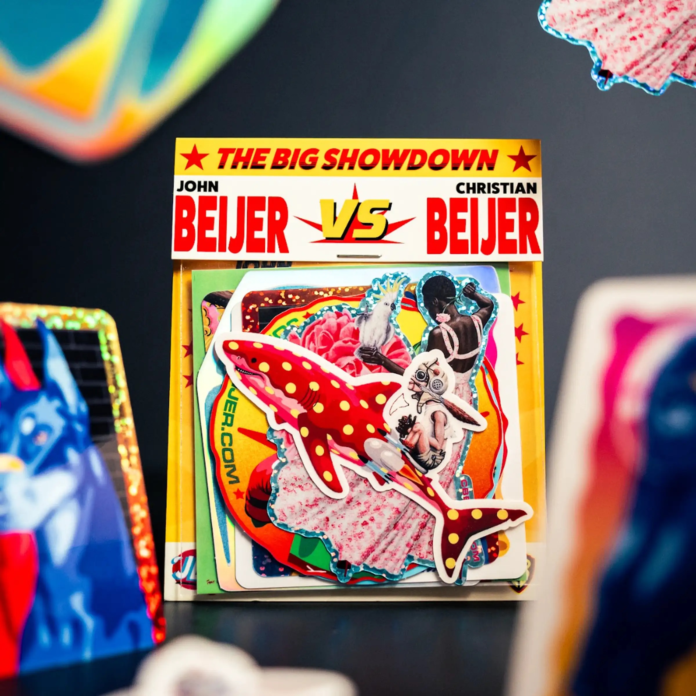 Individuelles Sticker-Pack "The Big Showdown" von John und Christian Beijer mit Glitzer- und holografischen Stickern