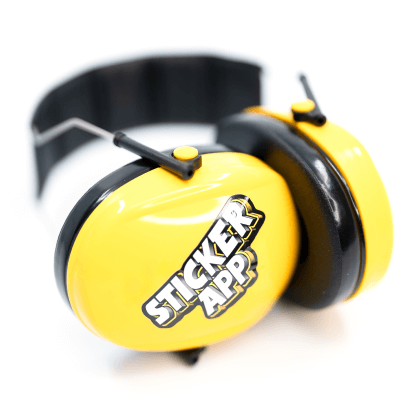 Ein gelber und schwarzer Kapselgehörschutz mit StickerApp-Logoaufkleber
