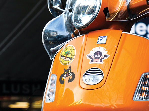 Eine Nahaufnahme eines Mopeds mit gestanzten individuellen Aufklebern.