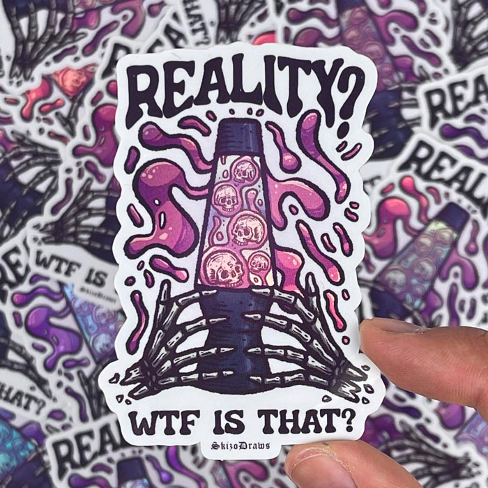 Freiform-Sticker aus Vinyl mit Skeletthänden, die eine Lavalampe halten, schwebenden Totenköpfen und dem Text „REALITY? WFT IS THAT?“ vor einem Hintergrund aus Stickern.