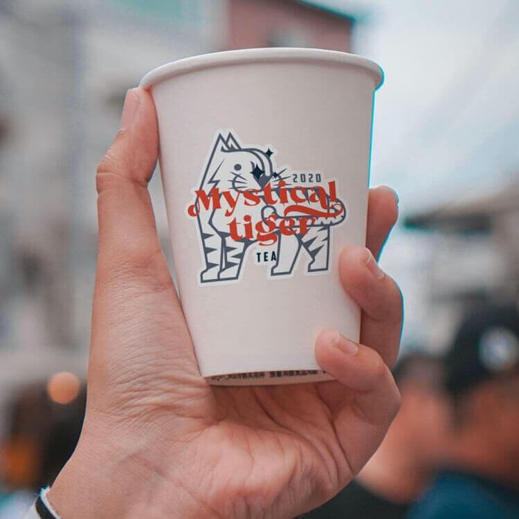 Individueller Logo-Aufkleber auf einer Tasse