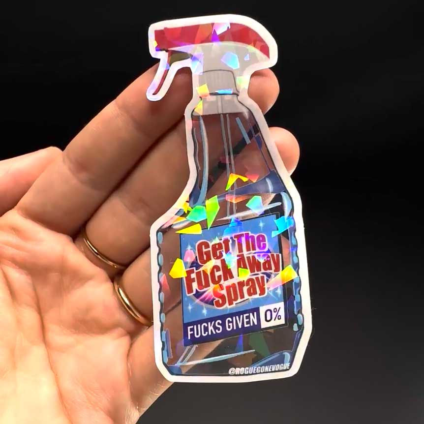 Eine Hand, die einen durchsichtigen Aufkleber mit geknacktem Eis hält, auf dem eine Sprühflasche angebracht ist